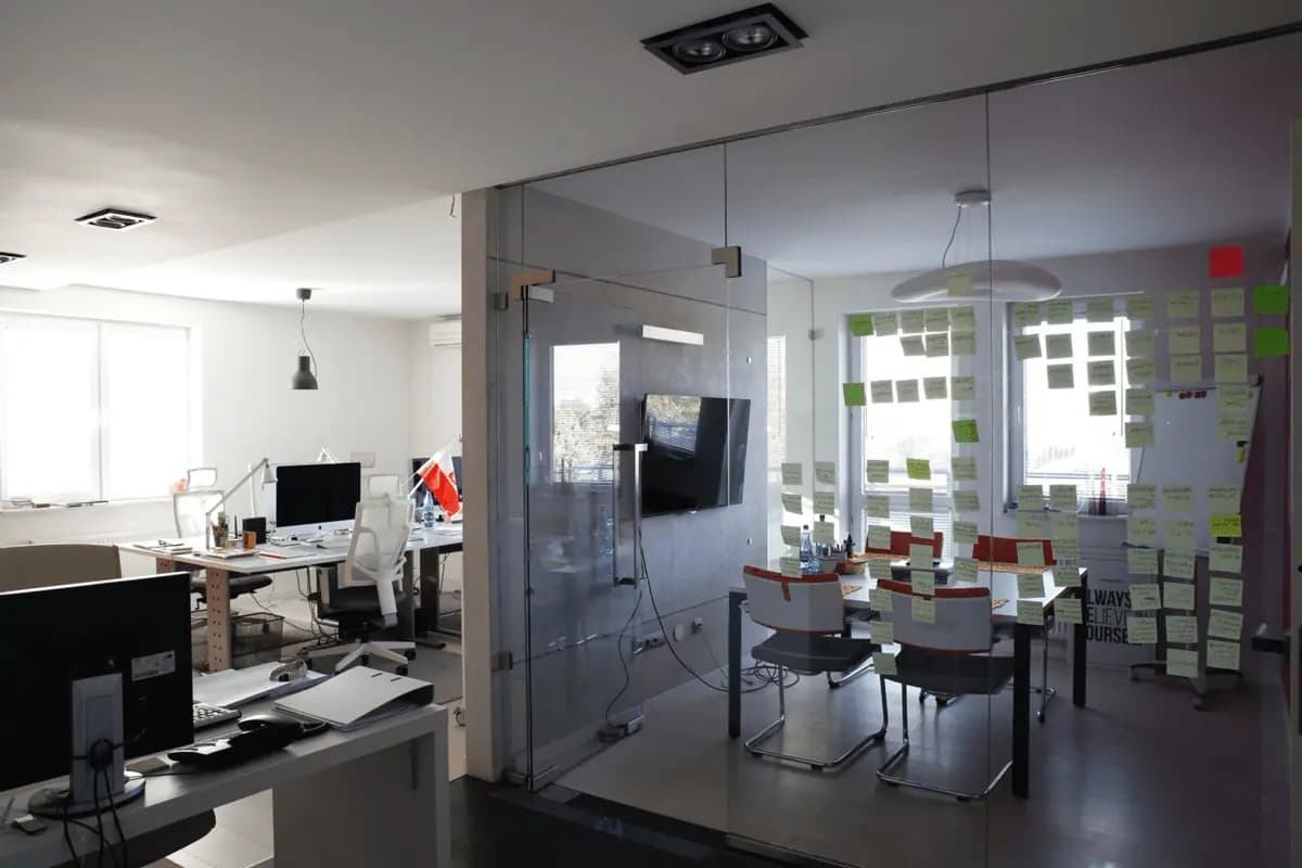 4 Genius Ways Glass Partitions Transform Your Office Space