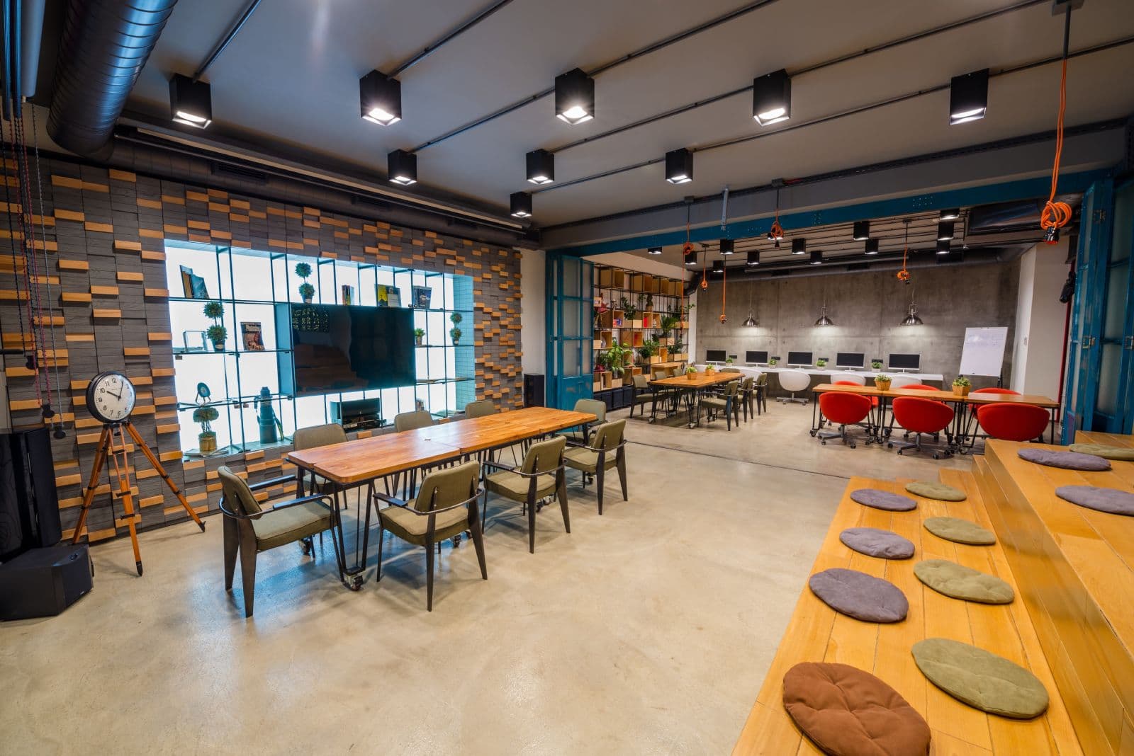 Illusion of Space: Clever Lighting and Décor Hacks for Offices With No Windows