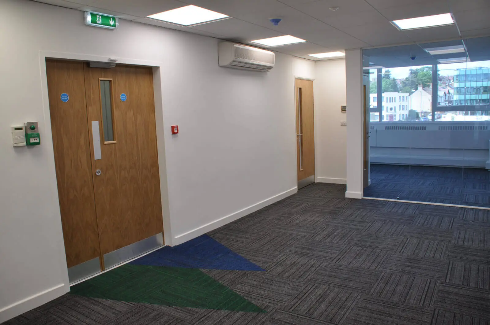 landau morely office design and refurbishment with single glazed glass partitions and furniture 1