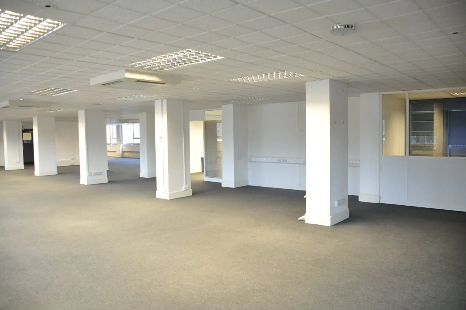 landau morely office design and refurbishment with single glazed glass partitions and furniture 13