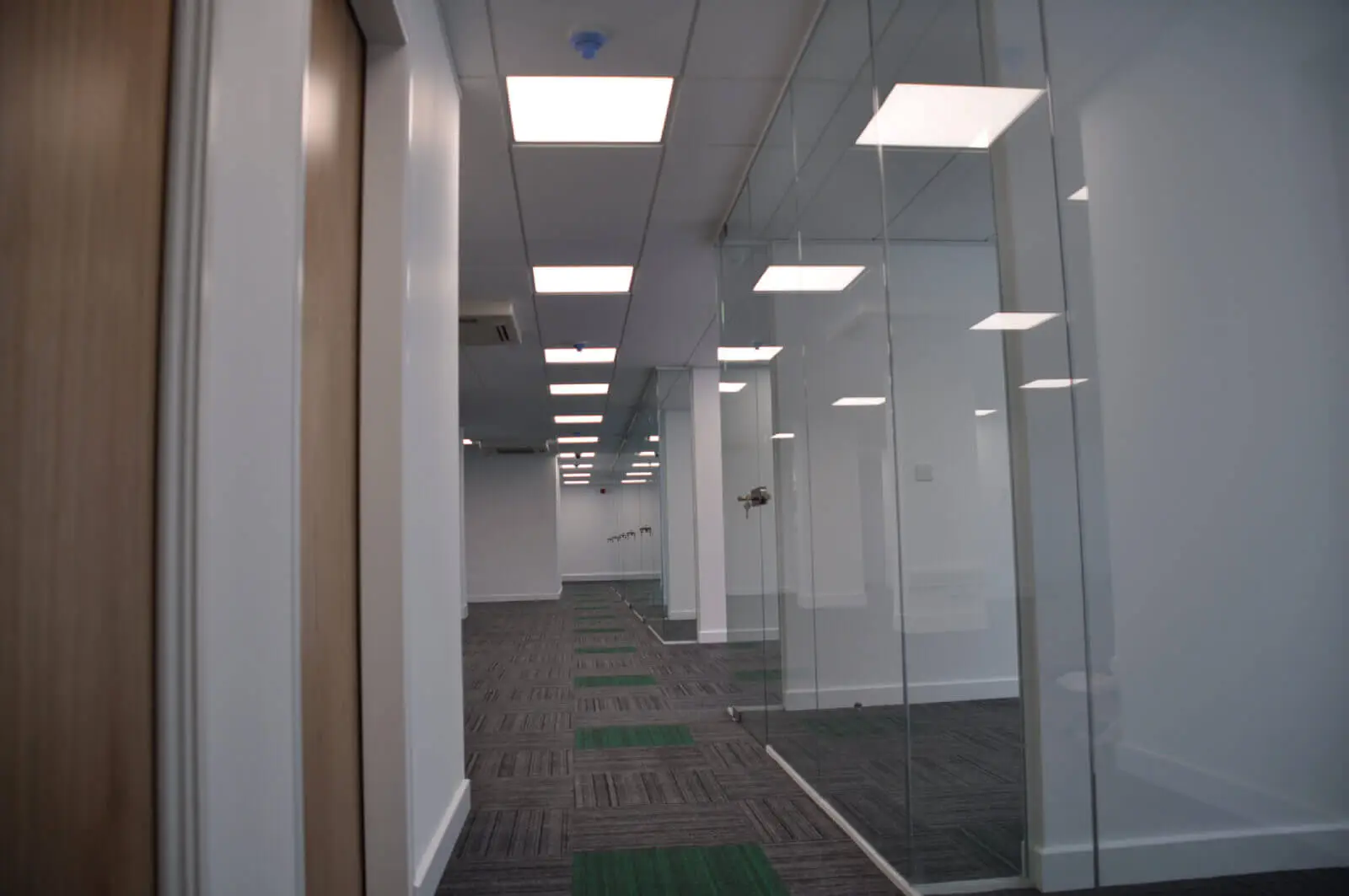 landau morely office design and refurbishment with single glazed glass partitions and furniture 15