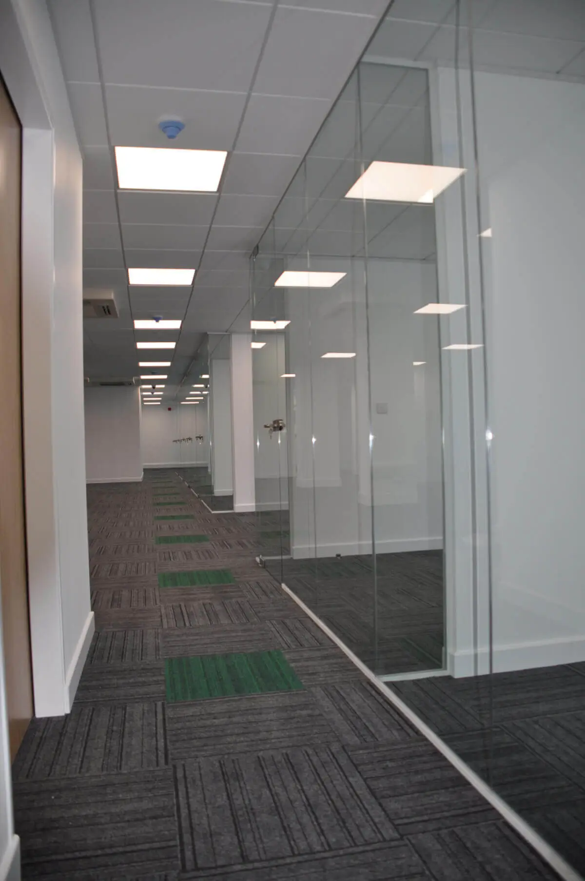 landau morely office design and refurbishment with single glazed glass partitions and furniture 16