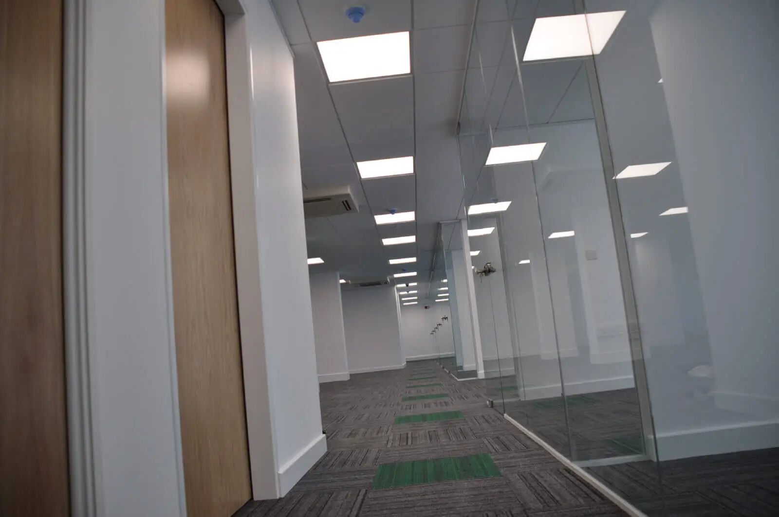 landau morely office design and refurbishment with single glazed glass partitions and furniture 17