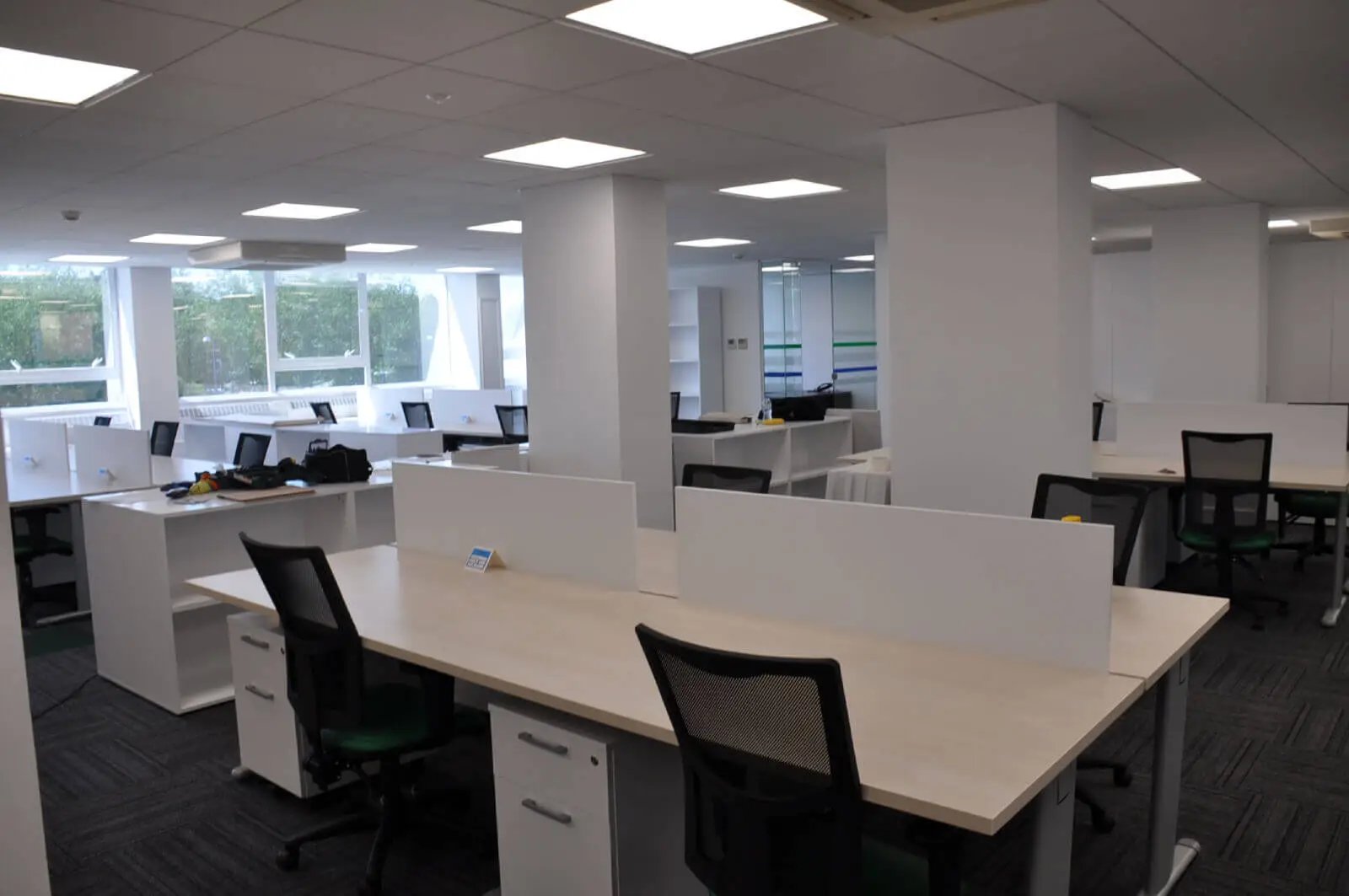 landau morely office design and refurbishment with single glazed glass partitions and furniture 19