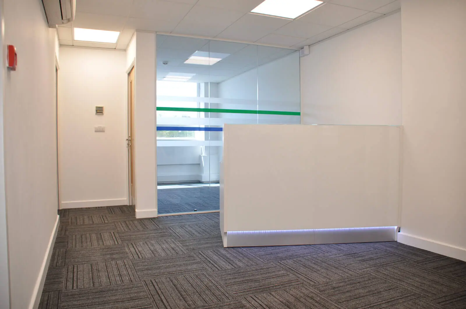 landau morely office design and refurbishment with single glazed glass partitions and furniture 22