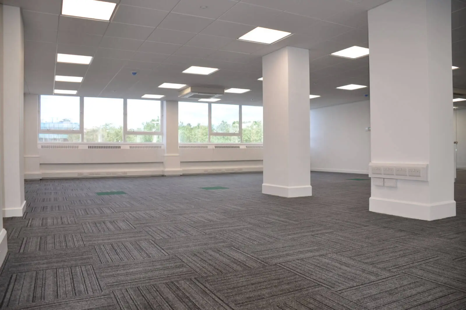 landau morely office design and refurbishment with single glazed glass partitions and furniture 29