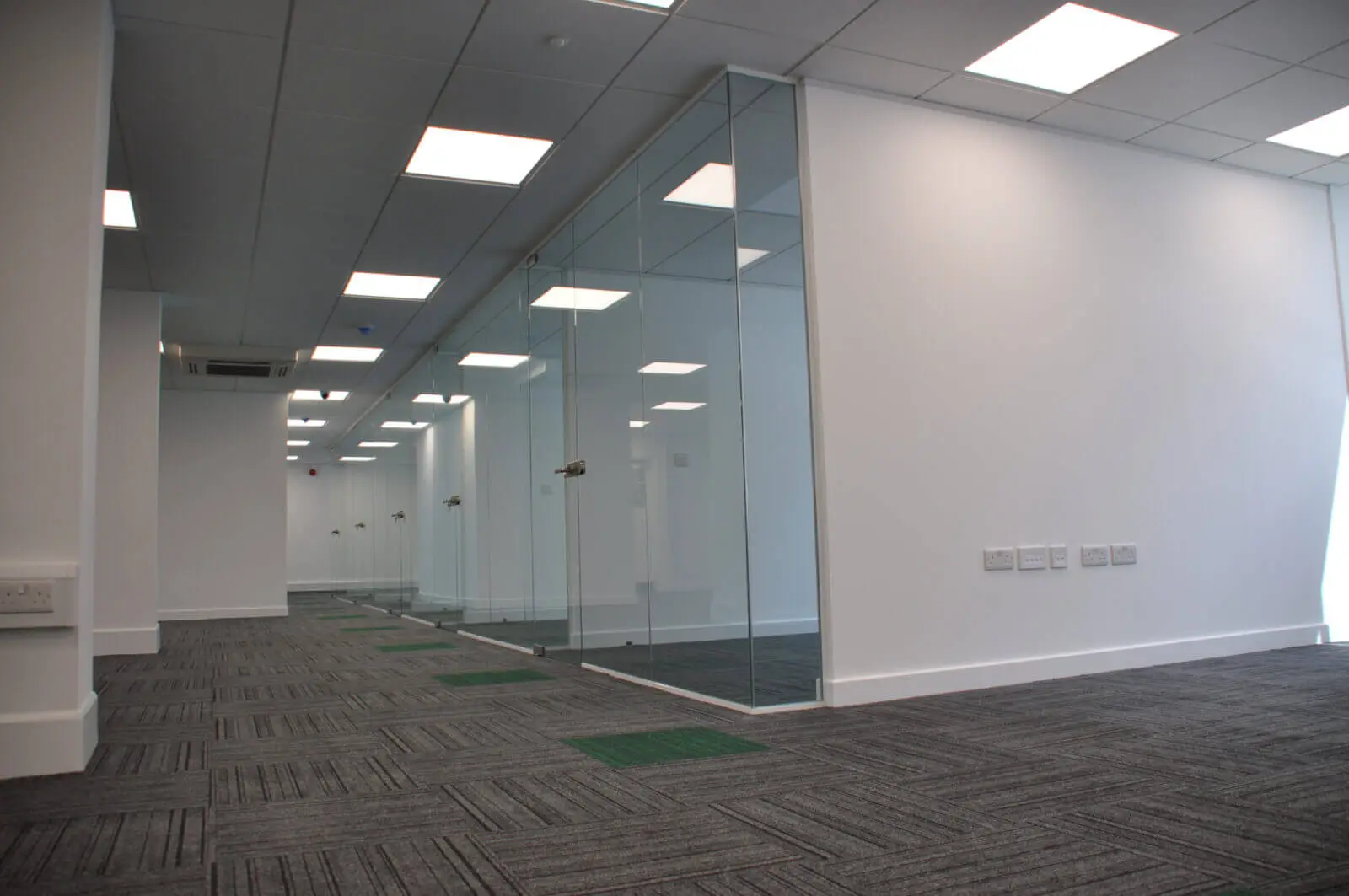 landau morely office design and refurbishment with single glazed glass partitions and furniture 31