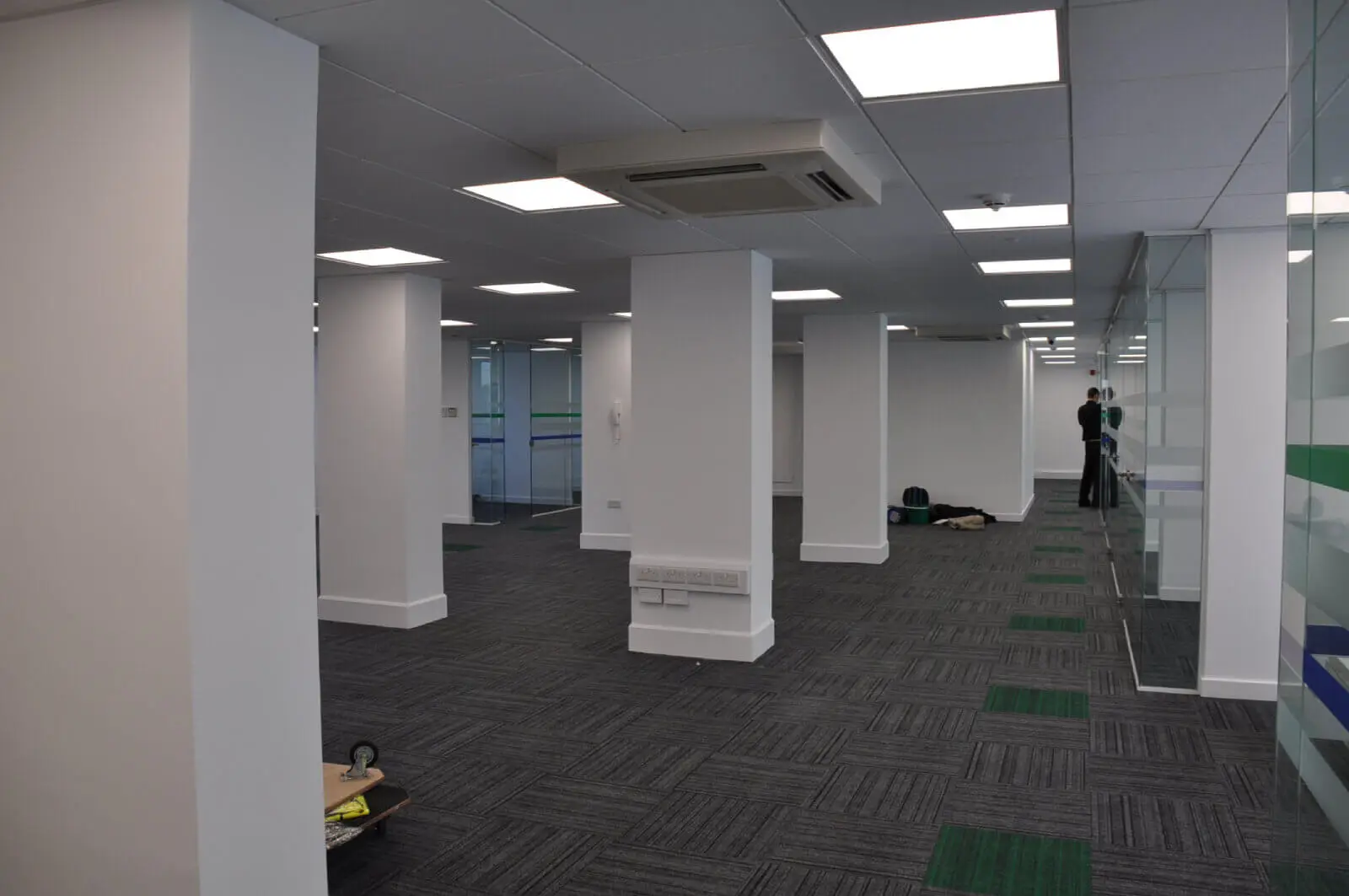 landau morely office design and refurbishment with single glazed glass partitions and furniture 35