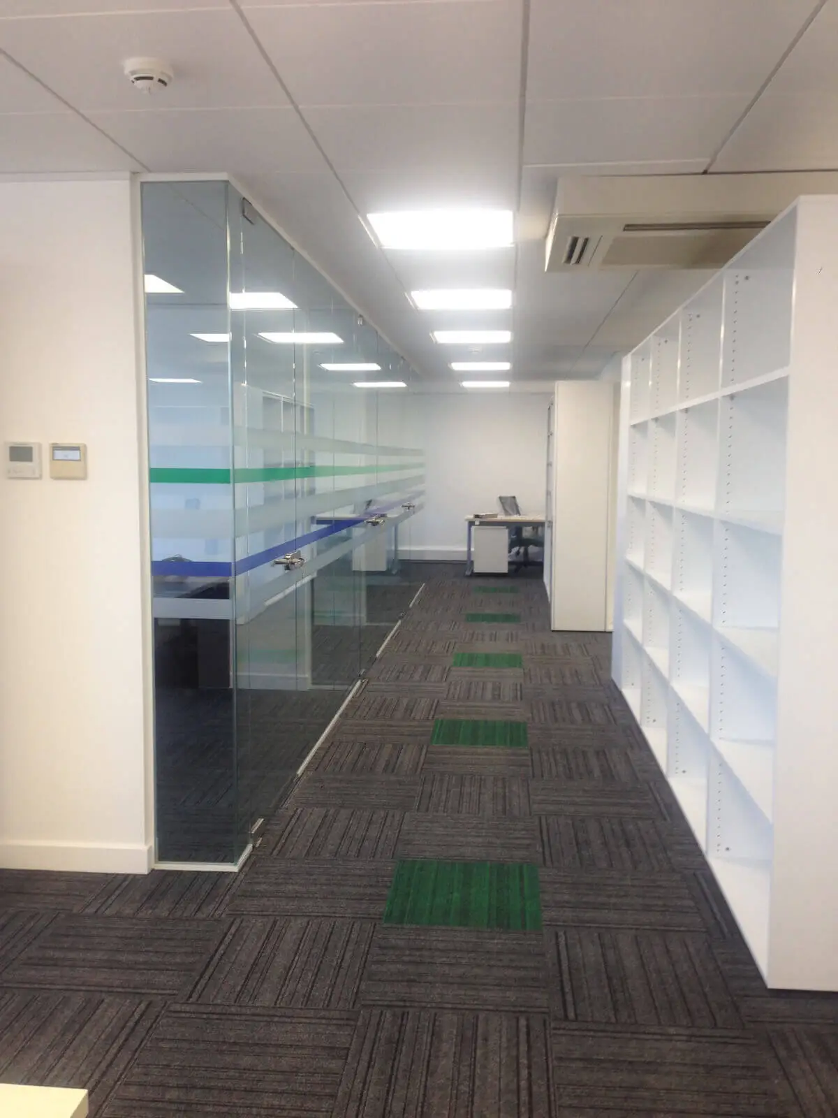 landau morely office design and refurbishment with single glazed glass partitions and furniture 40